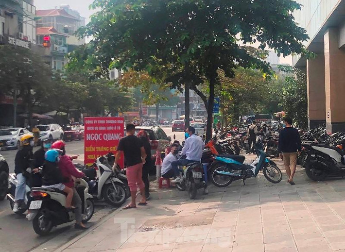 Cty TNHH Thương mại dịch vụ khai thác ô tô Ngọc Quang (Cty Ngọc Quang) là đơn vị duy nhất được đại diện liên ngành chấp thuận cho tổ chức trông xe có thu phí, giá vé gửi xe phải tuân thủ theo quy định của UBND thành phố Hà Nội.