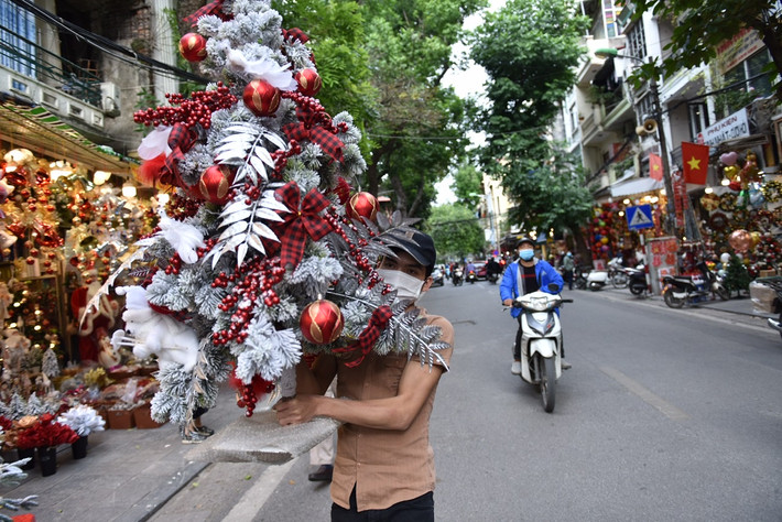 Theo ghi nhận của PV báo Tri thức và Cuộc sống, mặt hàng chủ yếu năm nay không phải là cây thông Noel mà chính là vật dụng trang trí.