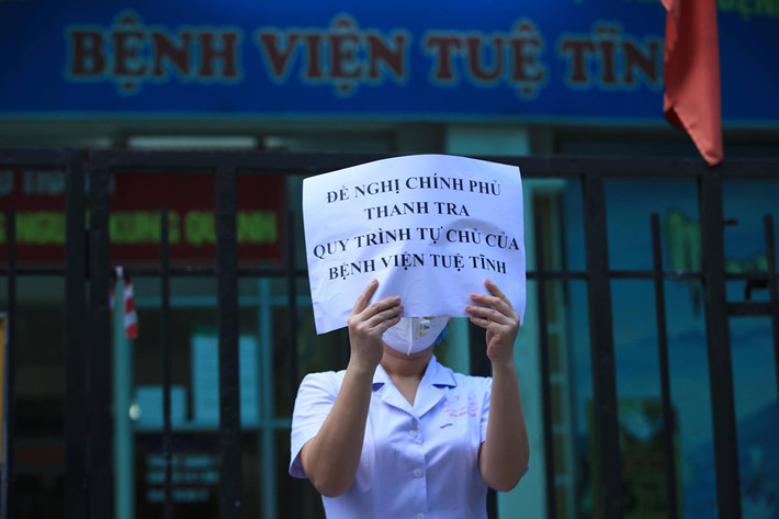 Cách đây 2 tháng, các bác sĩ của bệnh viện này đã phải làm việc tương tự nhưng được lãnh đạo Bệnh viện Tuệ Tĩnh "hứa hẹn" giải quyết nên đã chờ đợi.