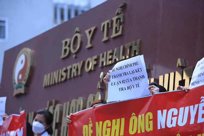 Tuy nhiên, cho đến thời điểm hiện tại ngoài việc báo cáo vụ việc lên Bộ Y tế thì phía Học viện Y - Dược học cổ truyền Việt Nam vẫn chưa có động thái gì để hỗ trợ bác sĩ, cán bộ của Bệnh viện Tuệ Tĩnh.