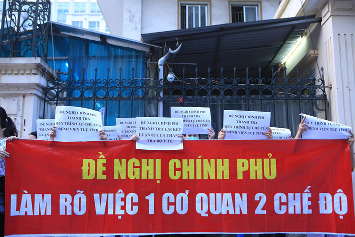 Chiều 22/3, sau giờ làm việc, hàng chục cán bộ, bác sĩ của Bệnh viện Tuệ Tĩnh lại xuống đường căng băng gôn kêu cứu.
