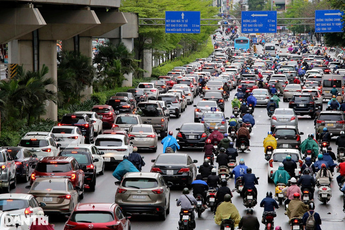 Trong buổi sáng 23/3, tại Ngã Tư Sở lúc 7h, giao thông ùn ứ tại đoạn cầu vượt do lối lên cầu bị thu hẹp kiểu thắt nút cổ chai.