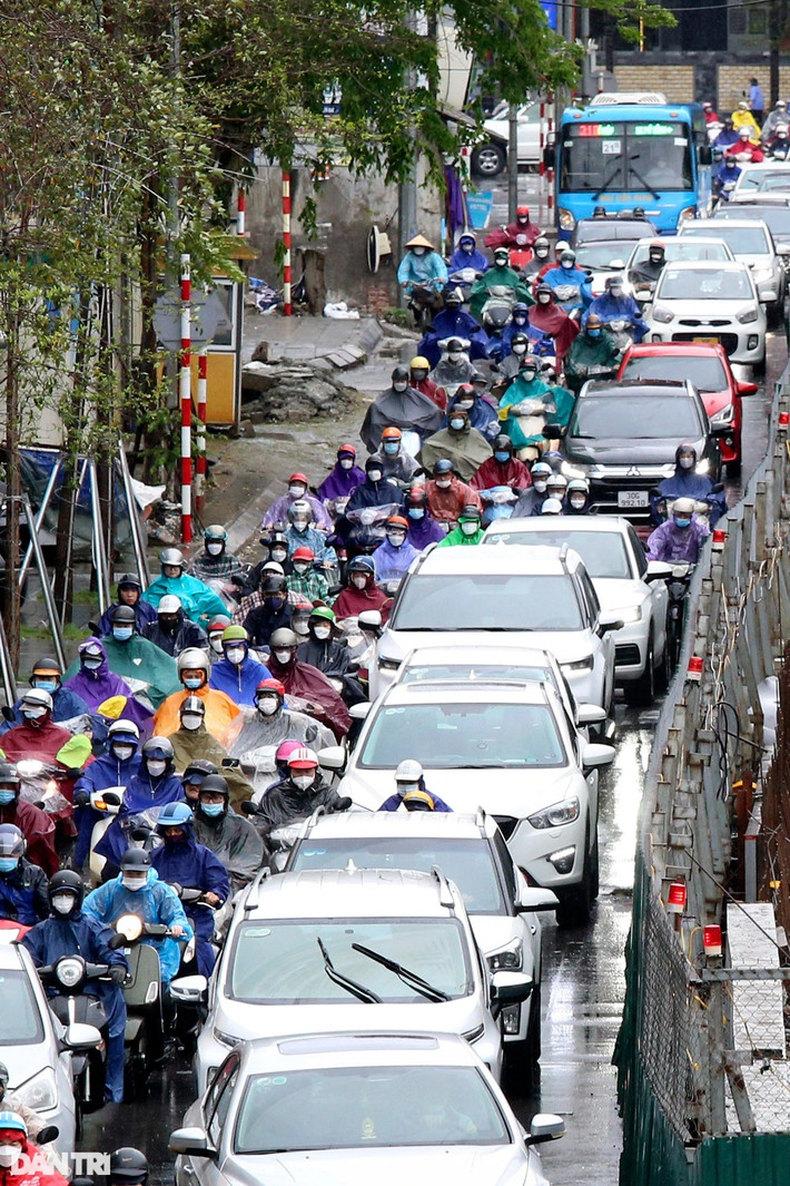 Phố Phạm Ngọc Thạch ùn ứ nhẹ tại ngã tư giao với Chùa Bộc, vị trí này đang là công trường thi công cầu vượt chữ C.