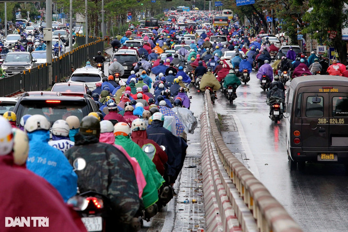 Hướng đường Giải Phóng đoạn bệnh viện Bạch Mai, phương tiện đông, lưu thông chậm, không có dấu hiệu ùn ứ. Hình ảnh đường phố Hà Nội đông đúc khác hoàn toàn với hình ảnh chỉ cách đây 1-2 tháng trở về trước, đặc biệt tại các nút giao thông vào giờ cao điểm.