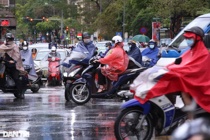Nhiều người cho rằng, việc Chính phủ và TP Hà Nội nới lỏng các quy định về phòng, chống dịch đã tạo điều kiện cho người dân ra đường, đi làm được thuận lợi hơn, do vậy đường phố cũng đông đúc, tập nập hơn những tháng trước đó.
