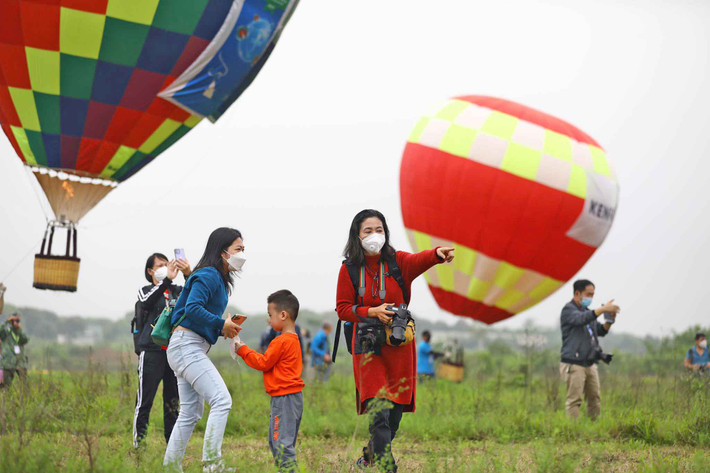 Đặc biệt, vào 20h ngày 25/3, “Du lịch Hà Nội chào 2022 – Get on Hanoi 2022” còn giới thiệu các khinh khí cầu bay treo thấp trên tuyến phố Đinh Tiên Hoàng, khu vực vườn hoa Lý Thái Tổ quận Hoàn Kiếm.
