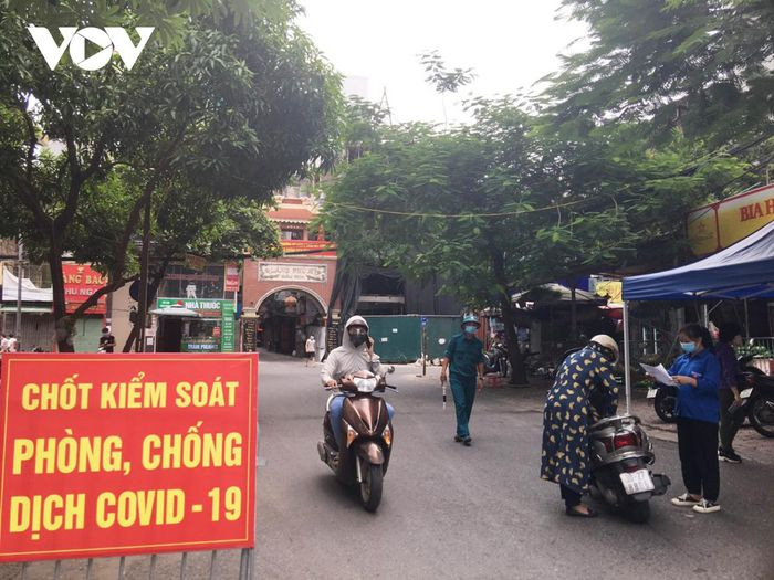 Hiện nay ở nhiều xã phường, quận huyện ở địa bàn Hà Nội vẫn đang thực hiện nghiêm công tác phòng dịch, nhiều cán bộ, chiến sĩ, thanh niên tình nguyện làm việc ngày đêm để tăng cường kiểm soát người ra vào.