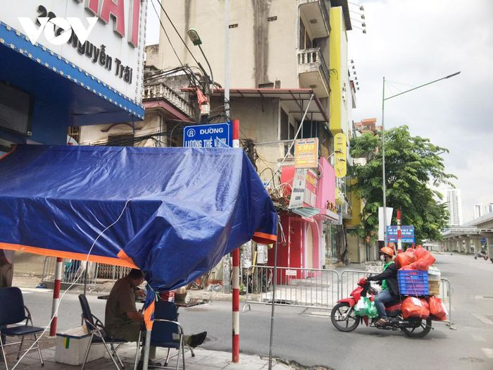 Tại một chốt khác ở Lương Thế Vinh – Nguyễn Trãi, dường như công tác kiểm soát dịch luôn diễn ra nghiêm ngặt về sáng, nhưng trưa chiều nới lỏng, bởi rất nhiều người qua lại nhưng lại không có ai làm nhiệm vụ kiểm tra giấy tờ, mặc dù vẫn có người gác chốt.