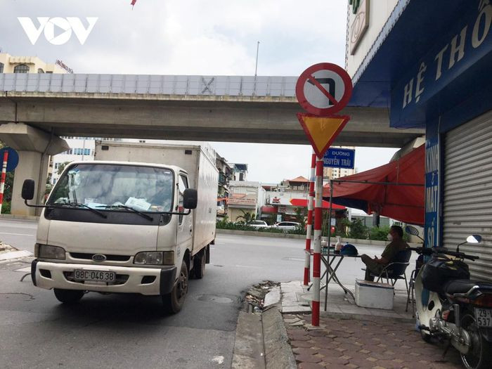 Hà Nội đang thực hiện đợt giãn cách xã hội thứ 3 theo Chỉ thị 16. Đây được xem là thời gian vàng để truy vết, khoanh vùng, bóc tách F0 ra khỏi cộng đồng. Thế nhưng nhiều chốt kiểm soát dịch Covid-19 dựng lên cho có, lực lượng làm nhiệm vụ lơ là, chủ quan khiến người và phương tiện dễ dàng “thông chốt”.