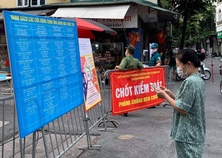 Sau khi bị phản ánh về tình trạng treo biển thông báo, mua bán qua rào chắn, chợ Hàng Bè đã có nhiều thay đổi.