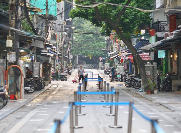 Ban Quản lý chợ cũng đặt rào ngăn cách hướng dẫn người dân đi chợ theo luồng, hạn chế tiếp xúc.