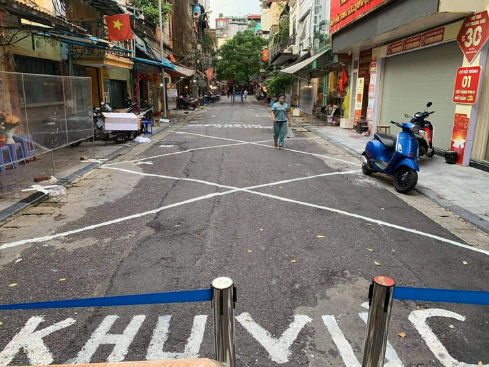 Các lối ra vào chợ ở phố Hàng Bè, ngõ Cầu Gỗ đã có lực lượng chức năng bố trí người kiểm soát.