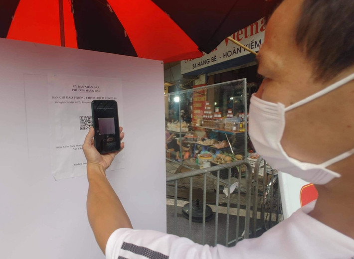 Người ra vào chợ phải quét mã QR, khai báo thông tin.