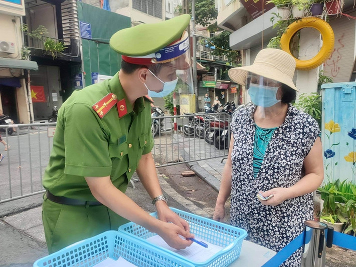 Với những người không quét mã QR, lực lượng chức năng sẽ hướng dẫn khai báo thông tin trực tiếp qua tờ khai.