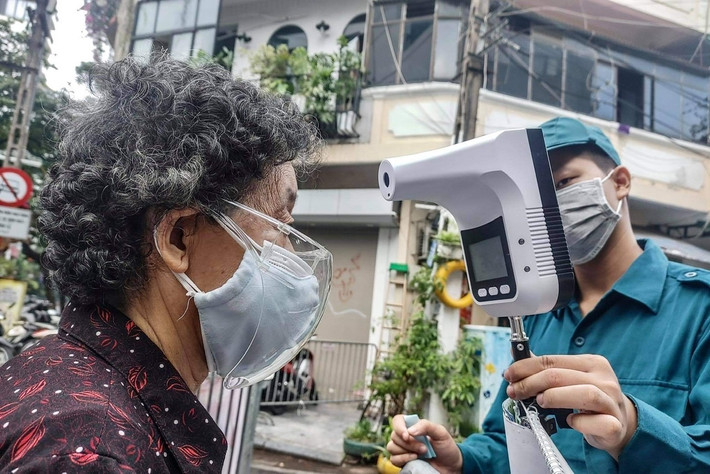 Hiện chợ chỉ có một lối vào duy nhất trên phố Hàng Bè, lực lượng chức năng thường xuyên kiểm soát, đo thân nhiệt người ra vào chợ.