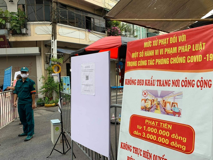 Ban Quản lý chợ cũng đã thông báo công khai các hành vi vi phạm quy định phòng chống dịch COVID-19 đối với người dân ra vào chợ.