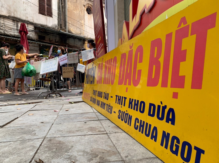 Chợ Hàng Bè (Hoàn Kiếm, Hà Nội) cũng đang giống các chợ dân sinh khác khi kiểm soát người dân bằng thẻ đi chợ.