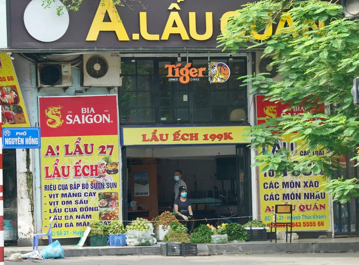 Để duy trì hoạt động cùng với việc phục vụ nhu cầu thiết yếu của người dân, nhiều nhà hàng, quán ăn “sang chảnh” đã chuyển qua bán thực phẩm, rau, củ, quả.