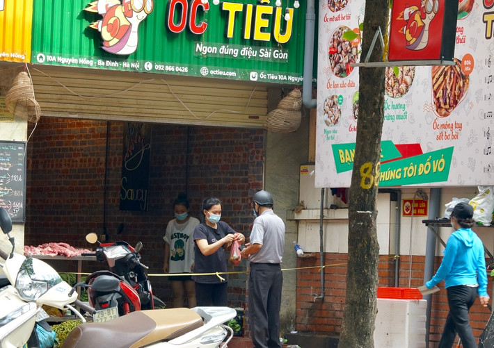 Trên phố Nguyên Hồng một nhà hàng thiết kế đẹp mắt vừa được mở không lâu đã phải đóng cửa. May mắn hơn nhiều cửa hàng khác khi “hút khách với một mặt sàn đầy rau, củ, quả và bàn bán thịt.