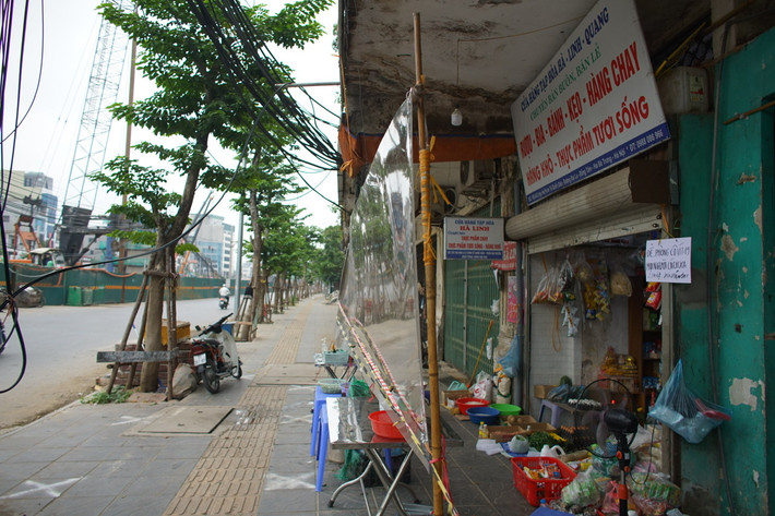 Trên phố Đại La (Hai Bà Trưng) một cửa hàng đồ gia dụng cũng đã kịp “chuyển đổi” để phục vụ người dân.