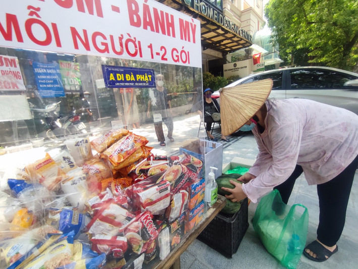 Không chỉ có anh Dũng, một số tuyến phố khác của Hà Nội như Trần Hưng Đạo, Lê Duẩn cũng có “chợ 0 đồng”.