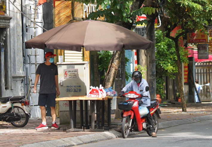 Anh Lê Việt Dũng - chủ một “chợ 0 đồng” trên đường Nguyễn Khang cho biết: “Do xung quanh đây có nhiều người lao động thuê trọ nên gia đình tôi cùng bạn bè đã lập nhóm hỗ trợ họ bằng những phần quà thiết thực”.