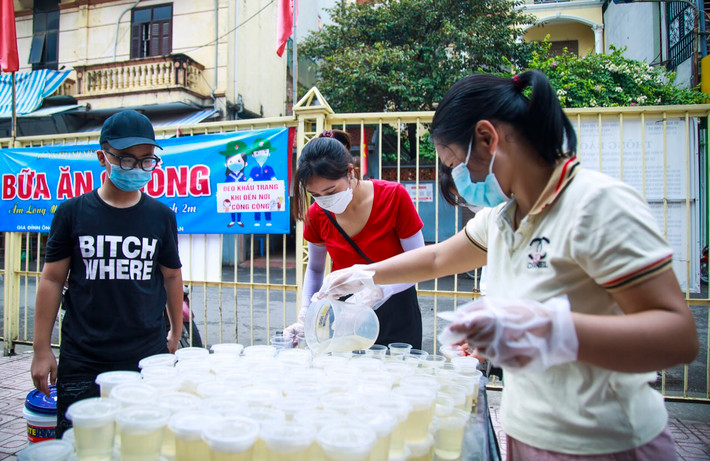 Được biết, mỗi ngày “chợ 0 đồng” này tặng gần 400 suất cơm cho những người có hoàn cảnh khó khăn.
