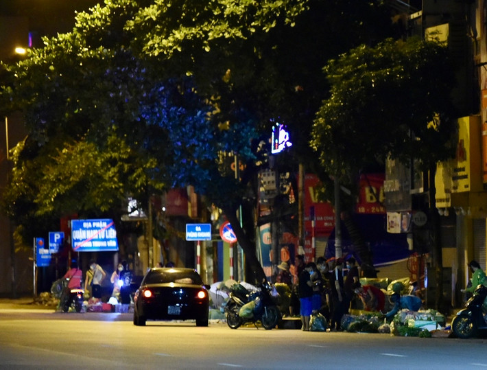Đường Nguyễn Trãi đoạn giáp ranh giữa các quận Nam Từ Liêm, Thanh Xuân, Hà Đông đang xuất hiện một chợ cóc tự phát.