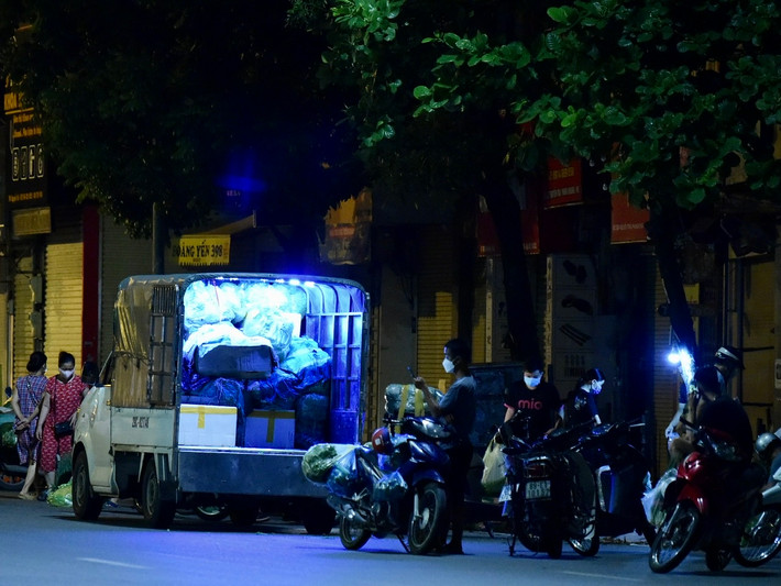 Tiểu thương dừng xe ô tô ngay dưới lòng đường để trở thành một “cửa hàng di động”.