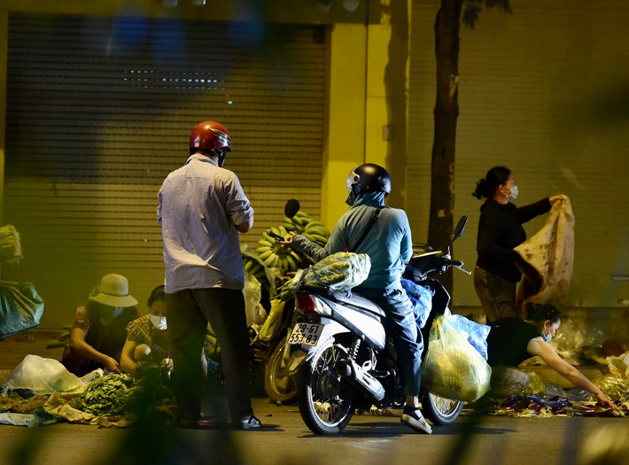Các “quầy hàng” họp sơ sài, không có bất cứ biện pháp thực hiện giãn cách nào.