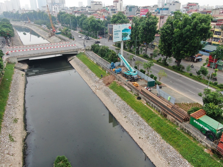 Tuy nhiên, đưa vào hoạt động chưa được bao lâu, tuyến đường đi bộ ven sông Tô Lịch của Hà Nội đã trở thành đại công trường dự án thoát nước của Thành phố.