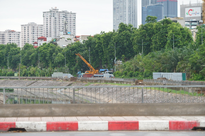 Đường đi bộ giờ chỉ còn toàn sắt thép, cần cẩu chuyện dụng chắn ngang lối đi.