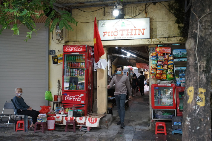 Sáng nay (14/10), quán ăn uống tại Hà Nội gần như đồng loạt mở cửa đón khách trở lại.