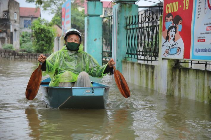Những ngày qua, hàng trăm hộ dân tại huyện Chương Mỹ (Hà Nội) đã bị ngập sâu trong nước do nước sông dâng cao tràn vào khu dân cư.