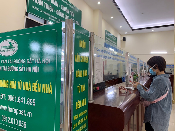 Sáng nay (12/10), Ga Hà Nội đã chính thức mở cửa đón khách tới mua vé.