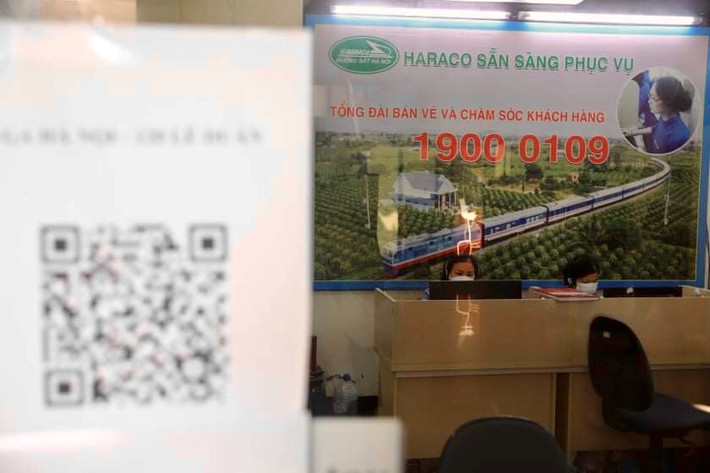 Đại diện Ga Hà Nội cho biết, do đã mở quầy bán vé online nên lượng khách trực tiếp đến mua ít hơn nhiều. Đây cũng là biện pháp để giảm lượng khách đến ga mua vé, tránh tập trung đông người.