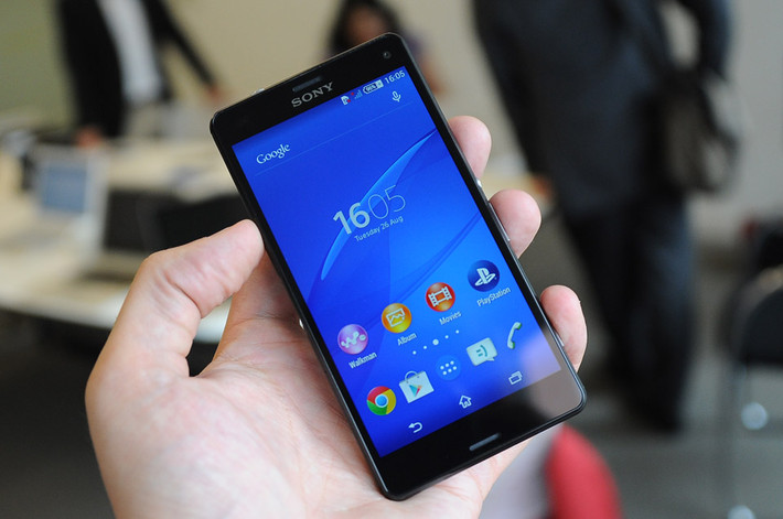 Sony đã thu nhỏ màn hình của Z1 Compact từ 5 inch xuống còn 4,3 inch. Ngoài ra, độ phân giải của thiết bị cũng thay đổi, từ 1080p chuyển thành 720p, điều đó đã làm giảm độ sắc nét, tuy nhiên với kích thước như vậy, mật độ điểm ảnh vẫn rất lớn và chất lượng tổng thể cũng vô cùng tốt.