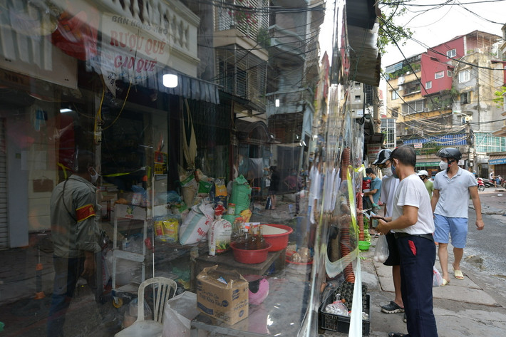 Ông Nguyễn Văn Khang - Chủ tịch UBND phường Bách Khoa (quận Hai Bà Trưng, Hà Nội) cho biết: “Tôi đã yêu cầu tiểu thương của chợ phải làm tấm chắn ngăn cách thì mới được bán hàng”.