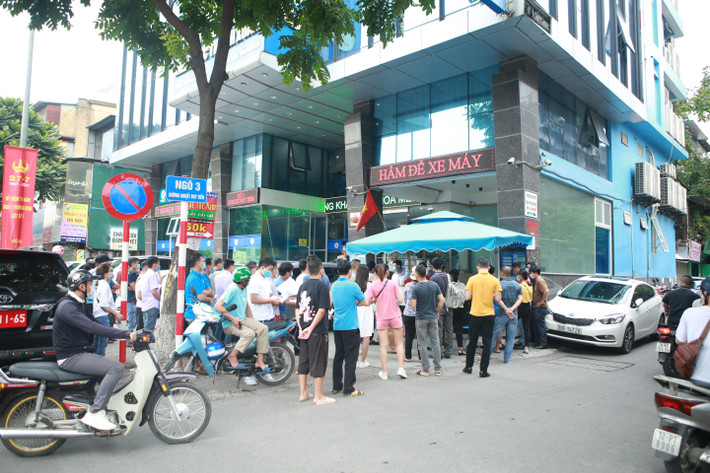 Sáng nay (19/7), nhiều trung tâm xét nghiệm COVID-19 dịch vụ trên địa bàn Thành phố Hà Nội chật cứng người đứng xếp hàng.