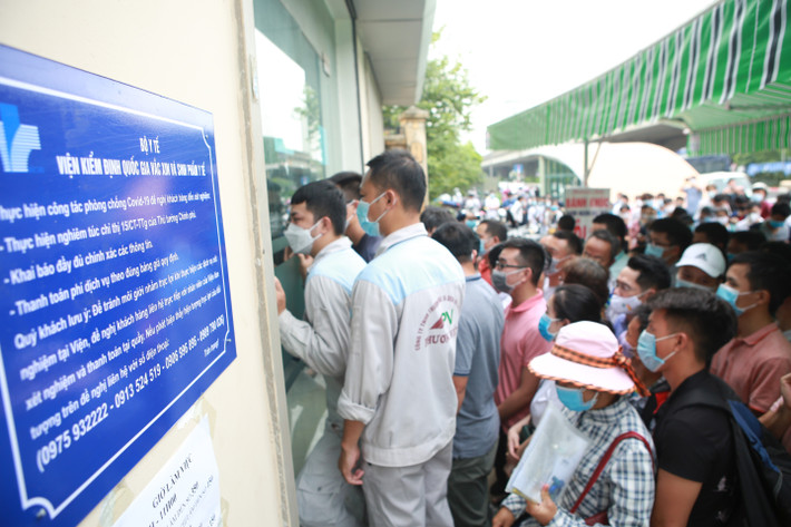 Theo ghi nhận của PV báo Tri thức và Cuộc sống, điểm xét nghiệm COVID-19 của Trung tâm Dịch vụ Khoa học Kỹ thuật và Y tế (thuộc Bộ Y tế) có hàng trăm người đứng chờ làm xét nghiệm.
