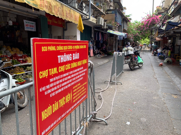 Tại chợ Thành Công (Đống Đa, Hà Nội), lực lượng chức năng đã sử dụng hàng rào, dây thừng để phân làn trong chợ, người dân buộc phải đi theo luồng cố định.
