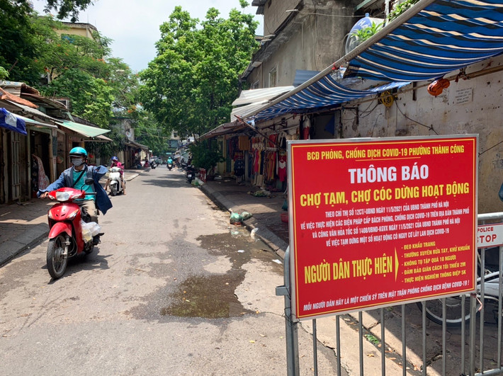 Thời gian qua, nhiều chợ dân sinh của Hà Nội phải thay đổi phương thức hoạt động, thực hiện nhiều biện pháp phòng chống COVID-19 theo nguyên tắc 5K của Bộ Y tế.