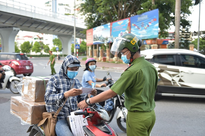 Để kiểm soát tình trạng shipper hoạt động tự do, công an các phường trên địa bàn Thành phố đã thường xuyên kiểm tra những phương tiện chở hàng ngoài đường.