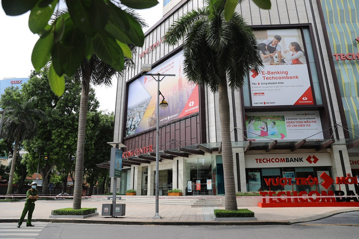 Chiều nay (28/7), Trung tâm Thương mại (TTTM) Vincom Bà Triệu (quận Hai Bà Trưng, Hà Nội) đã bị phong toả.
