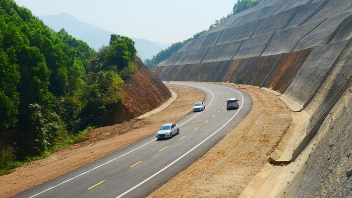Tháng 10 còn hoàn thành tiếp dự án cao tốc Bắc - Nam đoạn qua Cam Lộ - La Sơn.