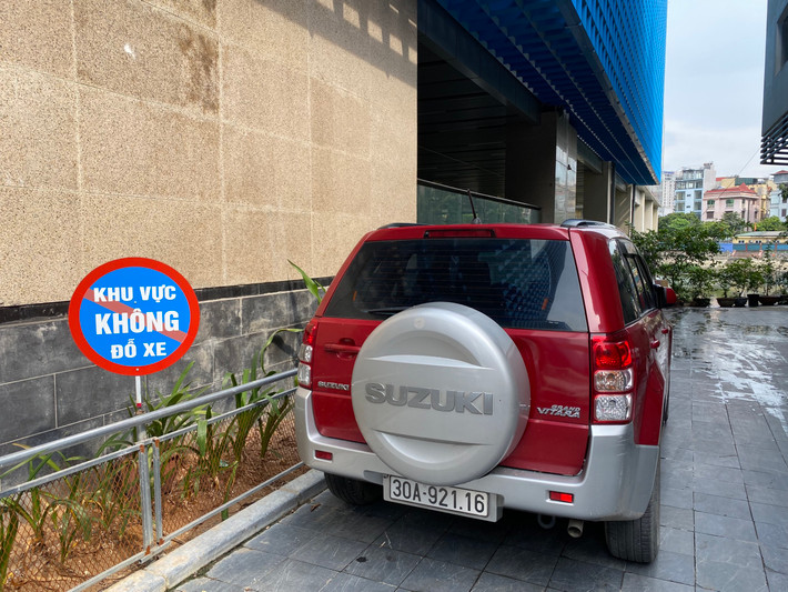 Mặc dù có biển cấm đỗ xe nhưng nhiều ô tô vẫn vào “tránh nắng” trong khuôn viên nhà ga.