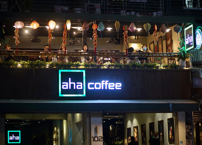 Thành phố Hà Nội ra quyết định, các quán ăn, cafe có cửa hàng được mở cửa trở lại nhưng không mở quá 21 giờ, đồng thời đảm bảo giãn cách trong quán.