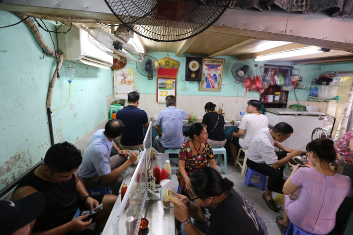 Hàng phở trên phố Hàng Điếu khá đông, mặc dù được bố trí ngồi giãn cách và có vách ngăn nhưng cửa hàng nhỏ nên không gian ngồi bị bó hẹp.