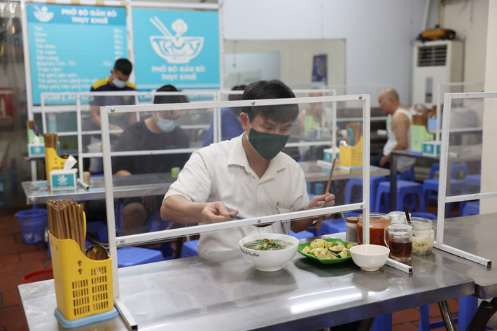Theo ghi nhận của PV báo Tri thức và Cuộc sống, hầu hết các hàng mở cửa bán trở lại đều thực hiện nghiêm quy định như khử khuẩn, vách ngăn giãn cách.