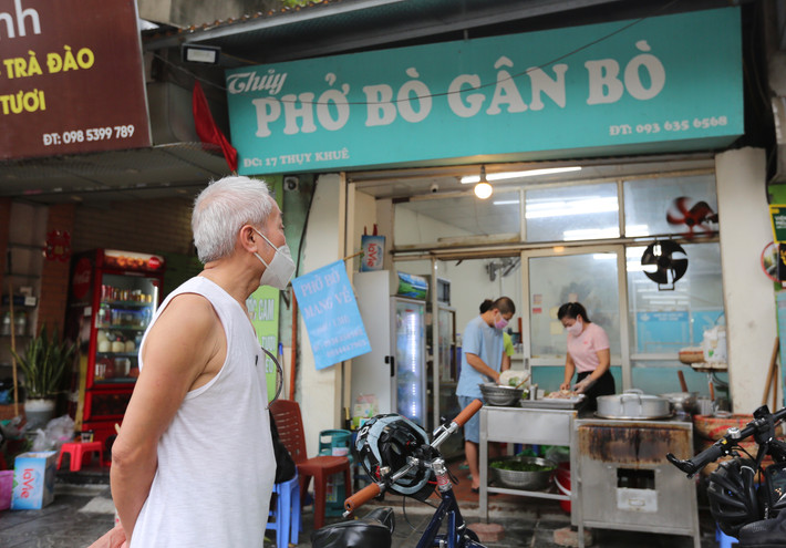 Sáng nay, hàng quán phục vụ đồ ăn ở Hà Nội bắt đầu mở lại. Người dân Thủ đô cũng quay lại với thói quen ăn sáng thường ngày.